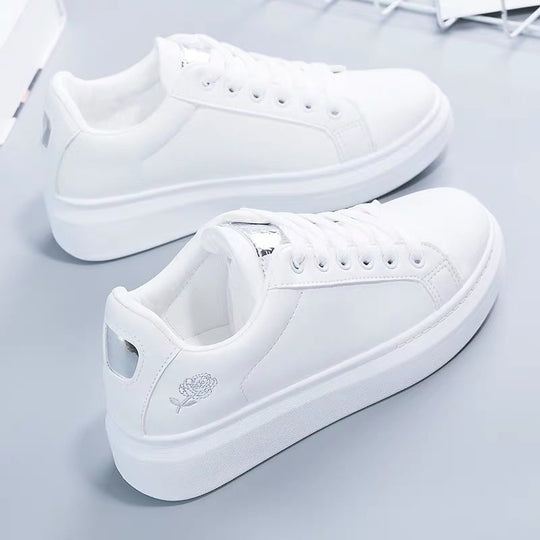 Damen nan urbaner Freizeit-Sneaker mit dezenter Rosenstickerei, erhöhtem Keilsohlenprofil und gepolstertem Komfortfußbett EB