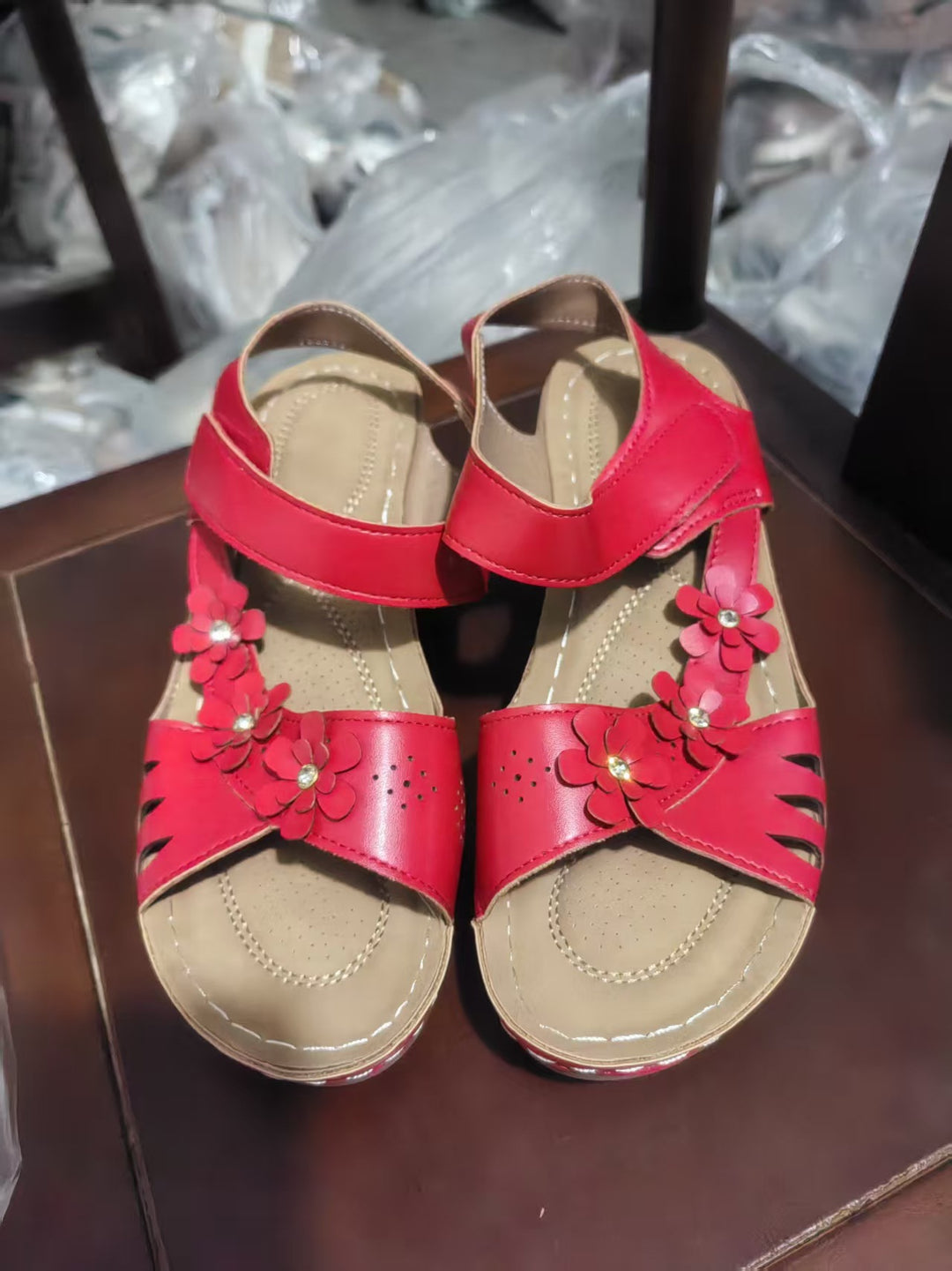 Damen Wedge-Sandaletten mit stilvollem Blüten-Design und verstellbarem Riemen EB
