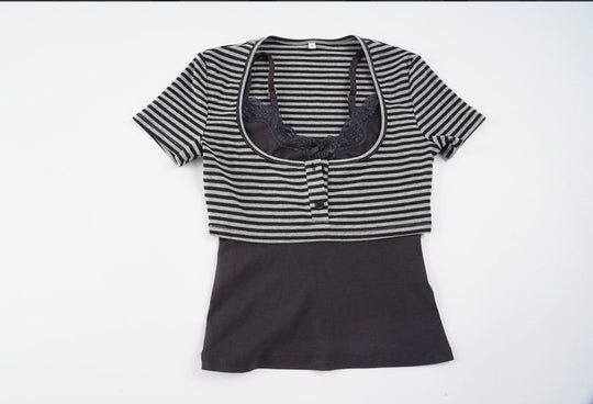 Damen modischesKurzarm-Oberteil mit Lagenlook und feinen Spitzenakzenten EB