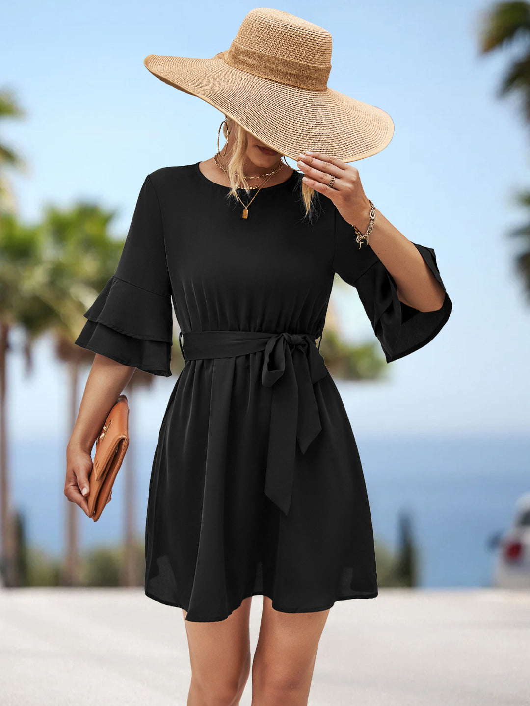 Damen Freizeitkleid mit voluminösen Rüschensäumen und tailliertem Gürtel EB