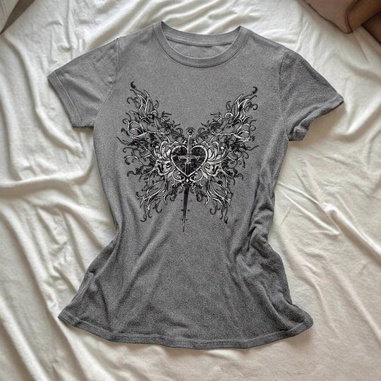 Damen T-Shirt mit künstlerischem Schmetterlingsdesign und herzförmigem Akzent EB
