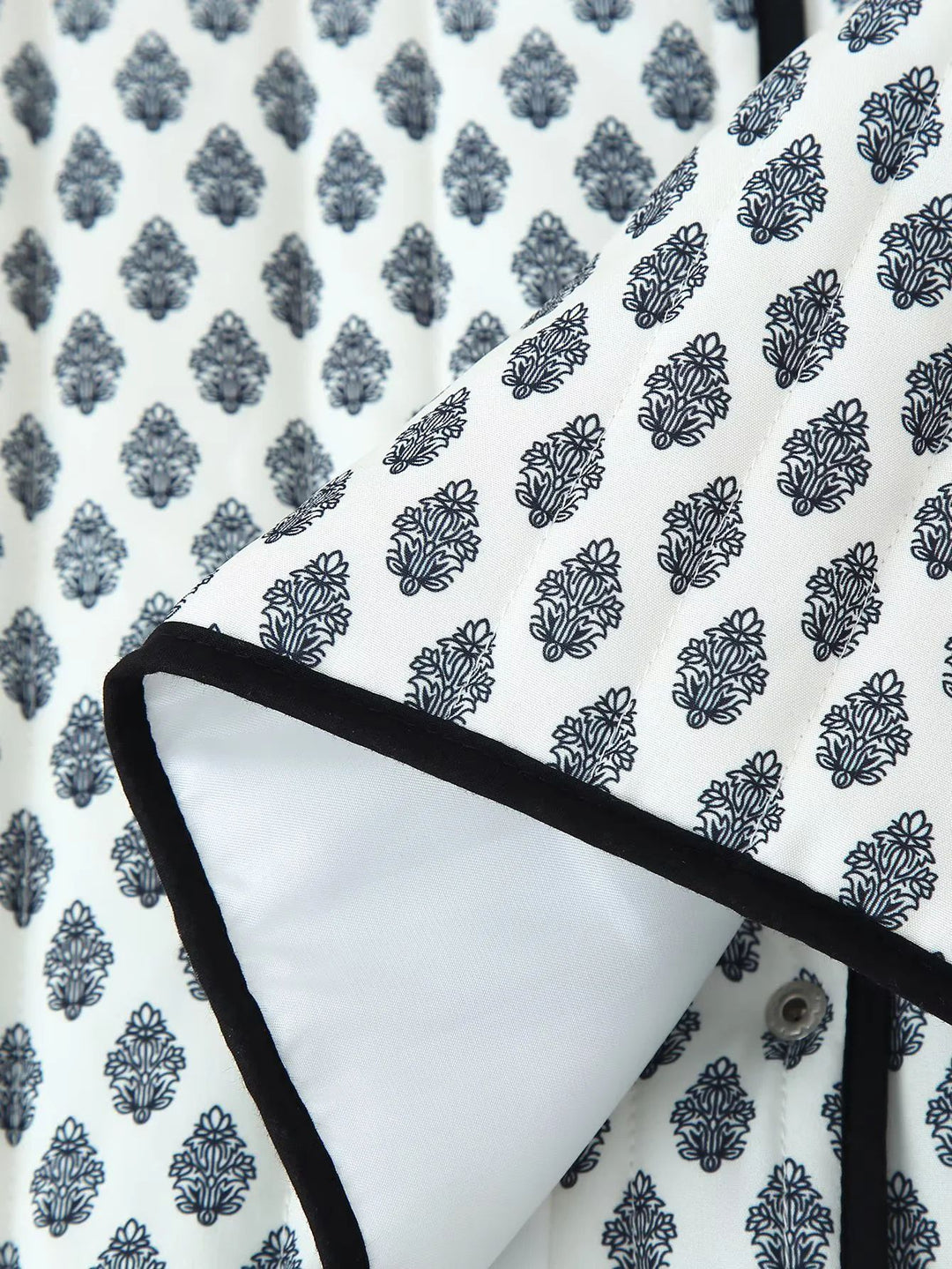 Damen modische kurz geschnittene Jacke mit kontrastierenden Paspeln und praktischen Taschen EB