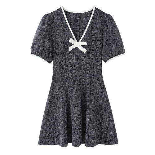 Damen Kurzarm Kleid mit eleganter Schleifenapplikation und V-Ausschnitt EB