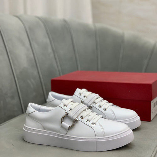 Damen Sneakers mit modischem Schnallen-Detail und rutschfester Sohle EB