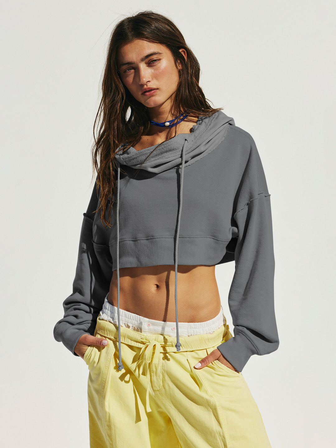 Damen cropped Sweatshirt mit lässigem Schnitt und Kängurutasche EB