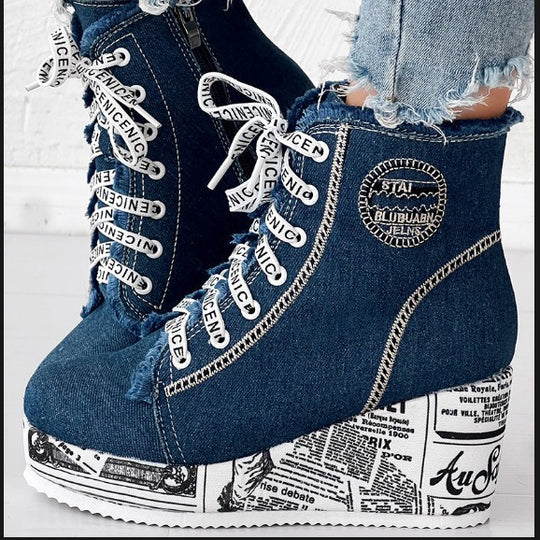 Damen nan Denim-Keilstiefelette mit Plateausohle im Zeitungsprint, Fransenabschluss und seitlichem Reißverschluss EB