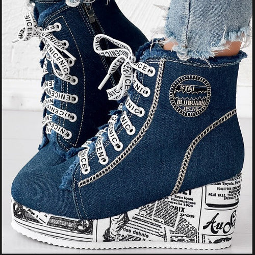 Damen nan Denim-Keilstiefelette mit Plateausohle im Zeitungsprint, Fransenabschluss und seitlichem Reißverschluss EB