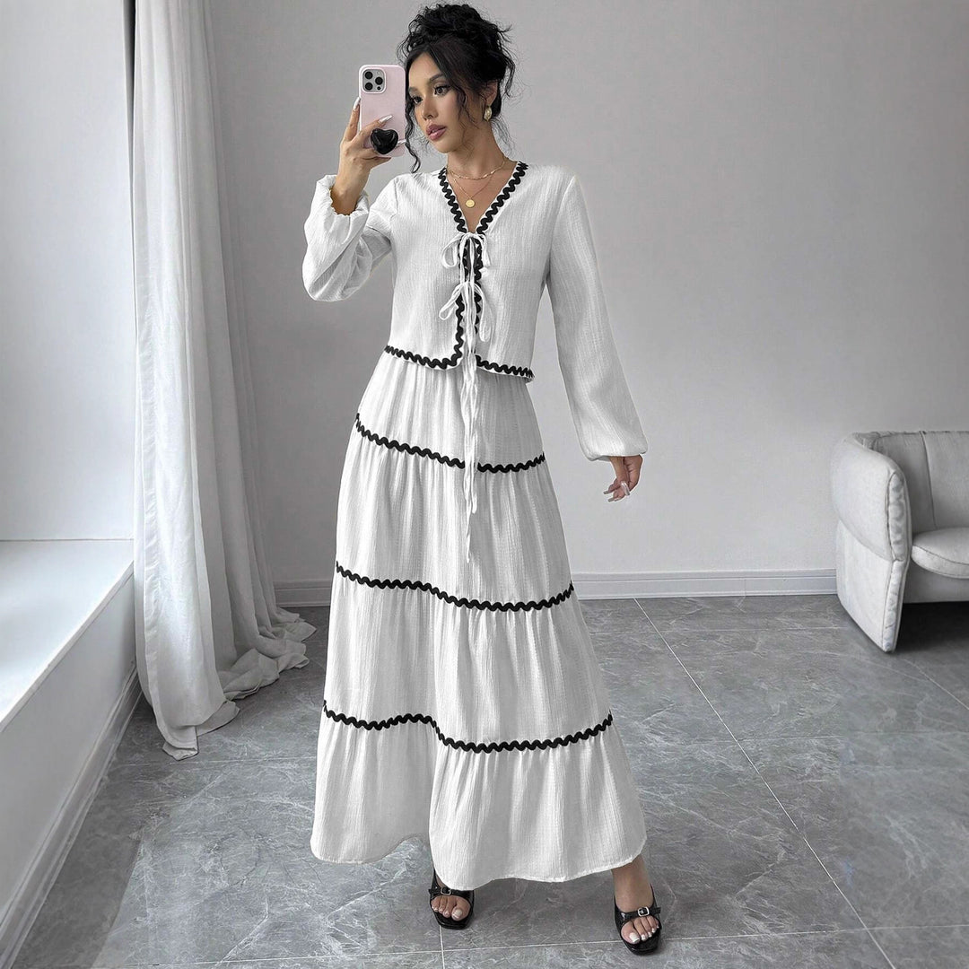Damen Maxi-Kleid mit verspieltem Schnürungsausschnitt und elegantem Rüschenboden EB