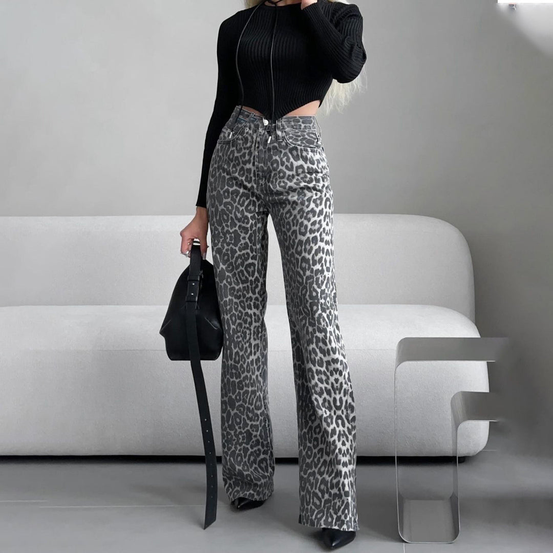 Damen Highwaist Schlagjeans mit dezenter Leo-Print, weitem Bein und rohem Saum Eichborn Berlin
