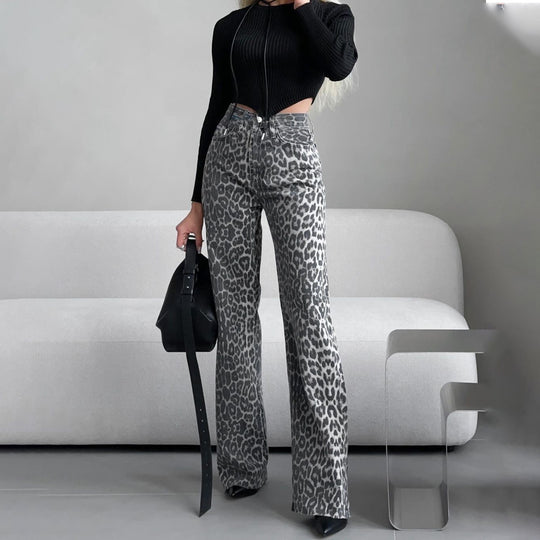 Damen Highwaist Schlagjeans mit dezenter Leo-Print, weitem Bein und rohem Saum Eichborn Berlin