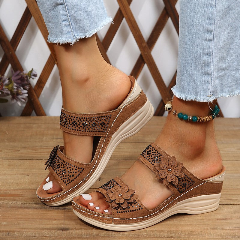 Damen Komfortable Wedge-Pantoletten mit floralem Dekor EB