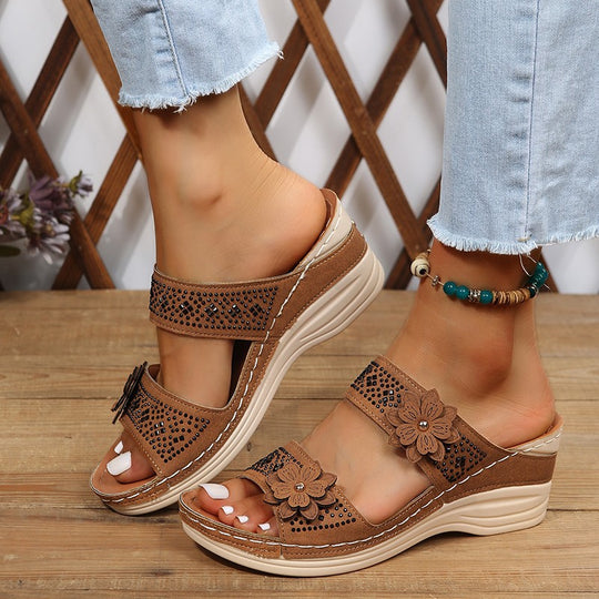 Damen Komfortable Wedge-Pantoletten mit floralem Dekor EB