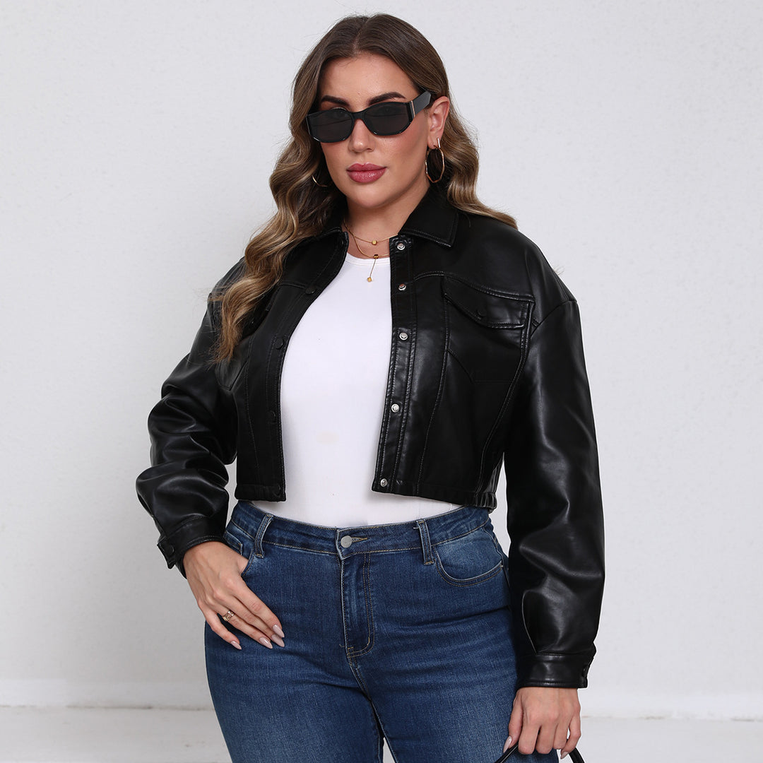 Damen nan kurze Oversized-Kunstlederjacke im Trucker-Stil mit Pattentaschen und verdeckter Druckknopfleiste EB