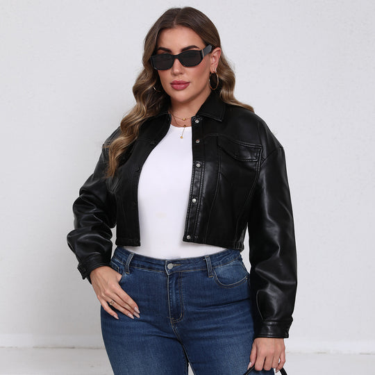 Damen nan kurze Oversized-Kunstlederjacke im Trucker-Stil mit Pattentaschen und verdeckter Druckknopfleiste EB
