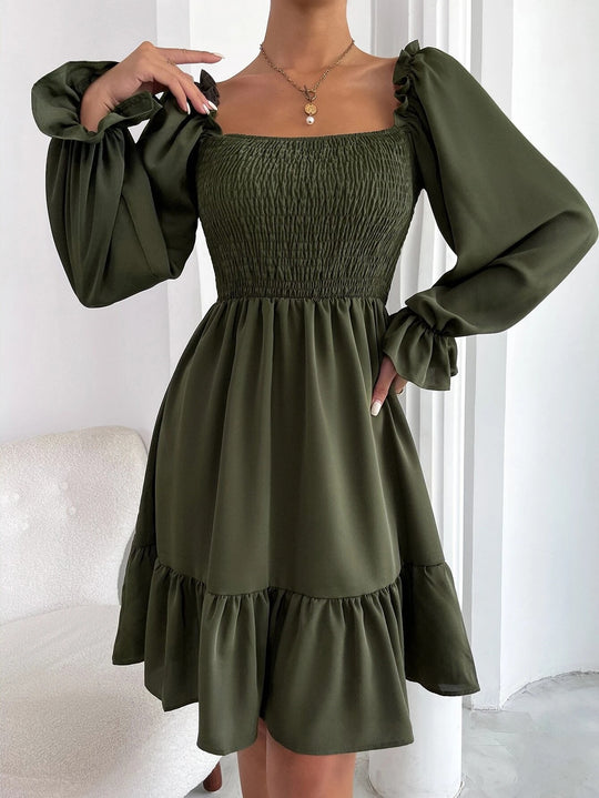 EB | Paralleles Krepp genähtes Kleid mit Rüschensaum