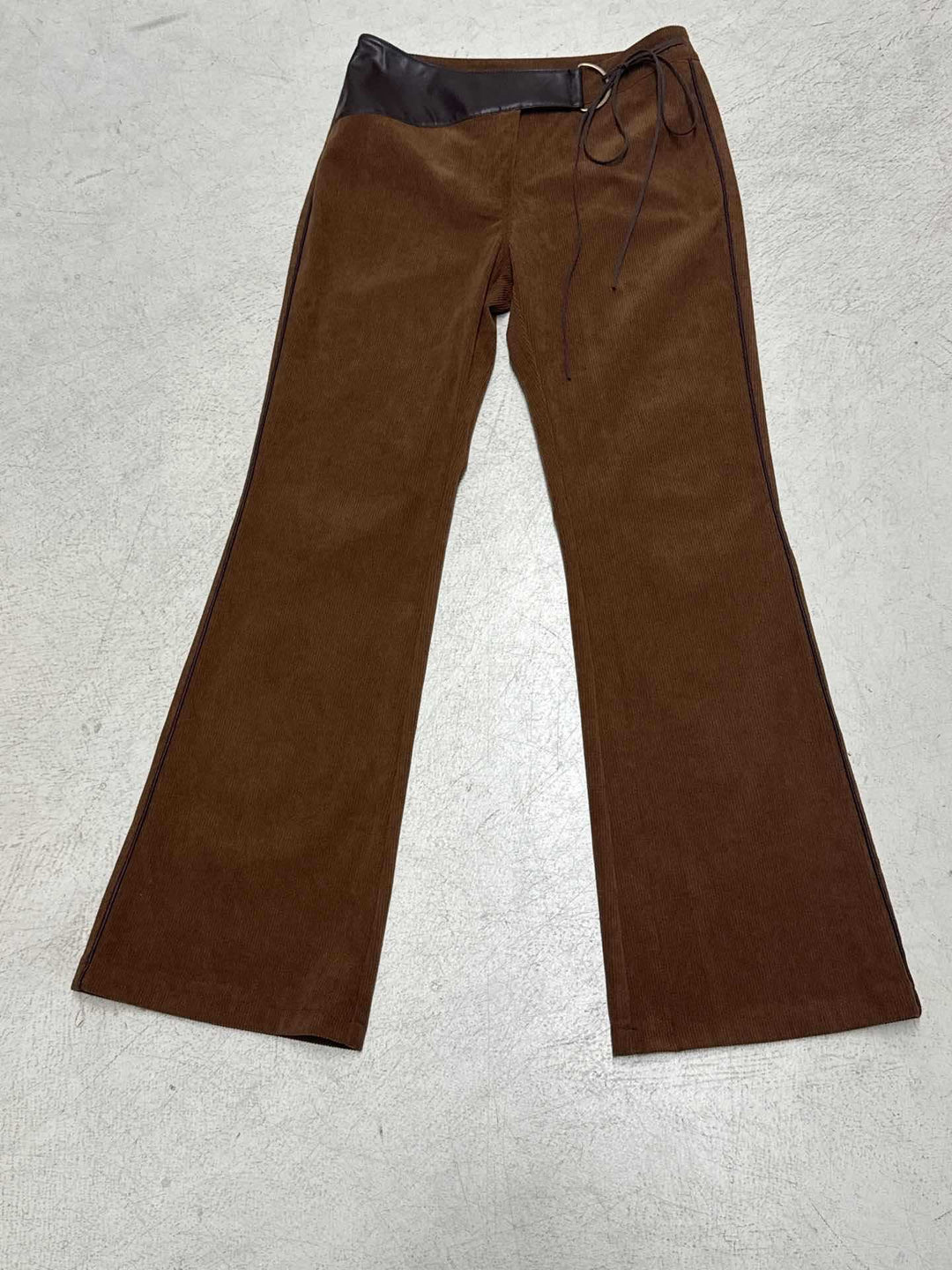 Damen nan ausgestellte Cordhose mit hohem Bund, Lederbesatz und Bindeband EB