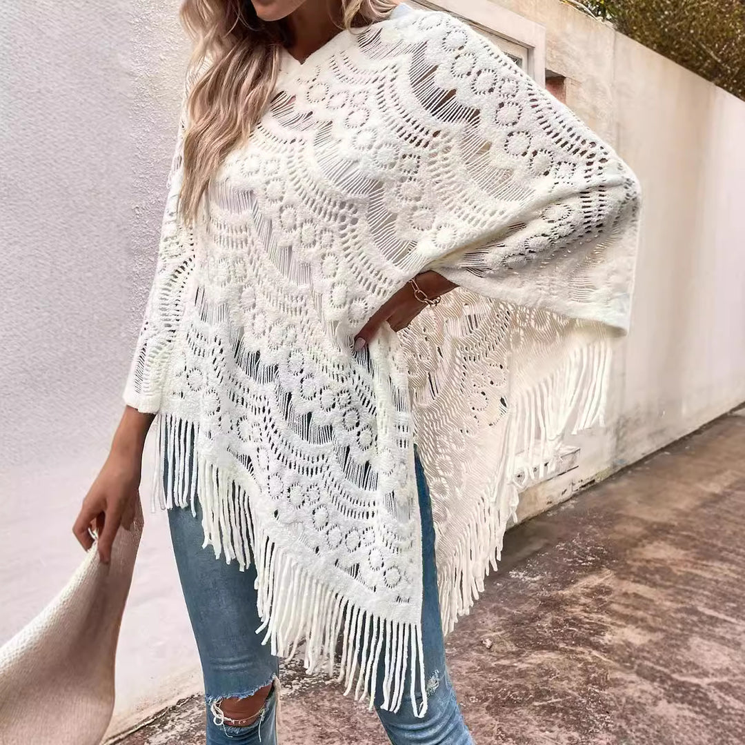 Damen Strickponcho mit auffälligem Häkelmuster und modischen Fransen EB