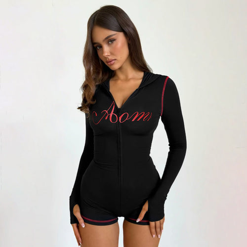 Damen nan taillierter Zip-Romper mit Kapuze, langer Armführung und integrierten Shorts aus funktionalem Stretch EB