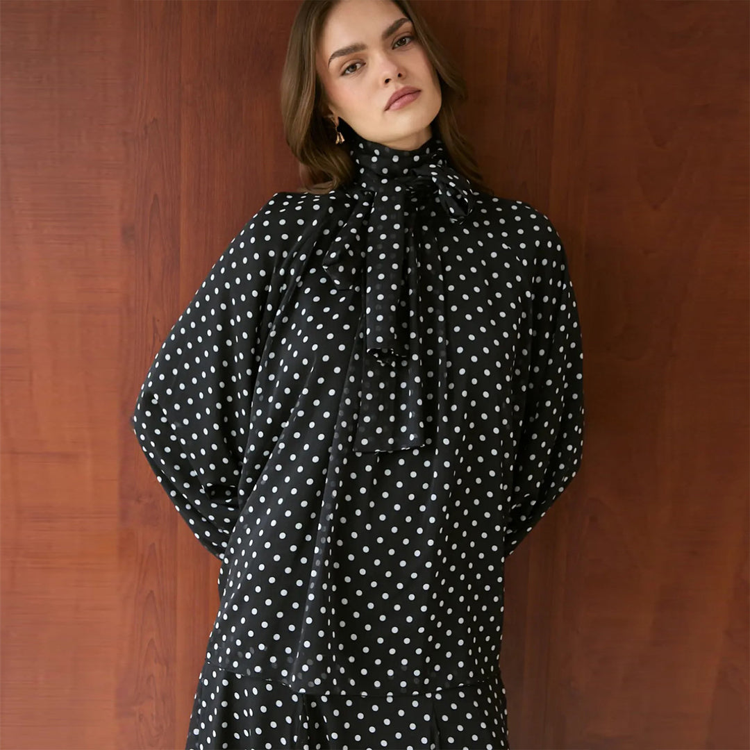 Damen Kleid mit elegantem Stehkragen und verspieltem Punkte-Design EB