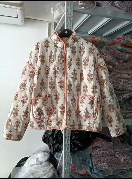 Damen nan gesteppte Stehkragenjacke mit floralem Längsprint, aufgesetzten Taschen und kontrastierender Paspel EB