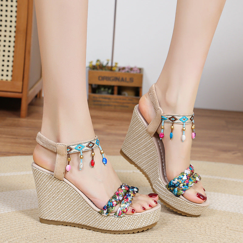 Damen Wedge-Sandalen mit bunten dekorativen Details EB