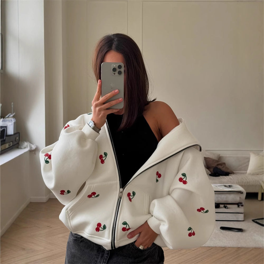 Damen verspielter Kapuzen-Zippullover mit Kirschenprint und oversized Passform Eichborn Berlin