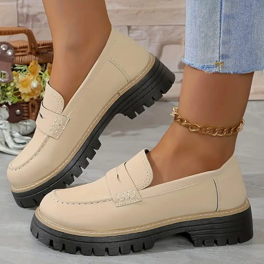 Damen robuster Plateau-Halbschuh im Loafer-Stil mit profilierter Gummisohle und dekorativem Steg EB