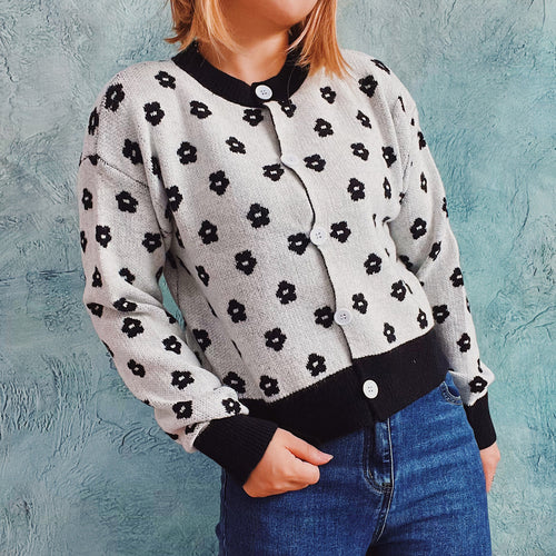 Damen Strickjacke mit floralem Muster und modischen Knopfdetails EB