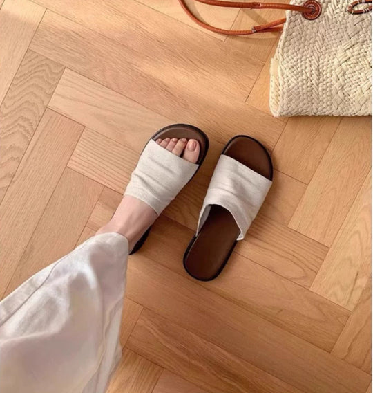 Damen Komfortable Zehentrenner-Sandalen mit breitem Riemendesign und ergonomischem Fußbett EB
