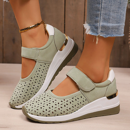 Damen  sportlich-elegante Mary-Jane Keilslipper mit Klettverschluss und perforiertem Obermaterial EB