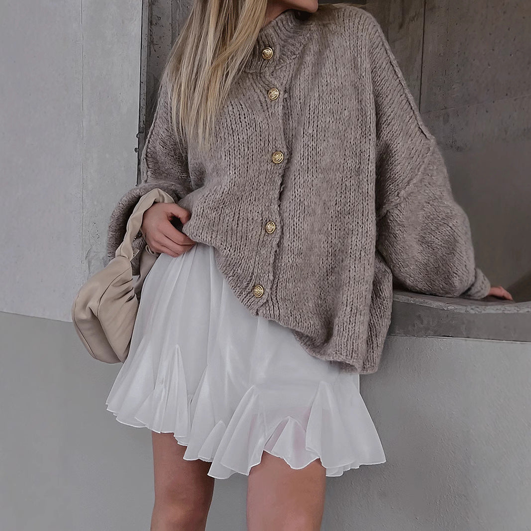 Damen kuscheliger Strickmantel mit voluminösen Ärmeln und goldenen Knopfdetails EB