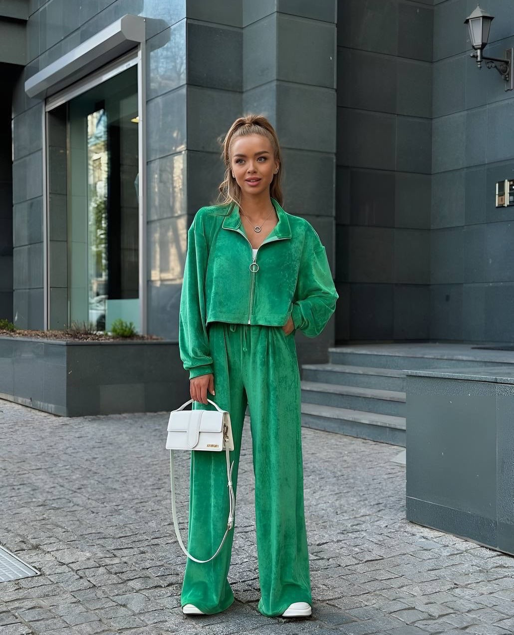 Damen gekürztes Velours-Cropped-Hoodie mit Stehkragen und elastischer High-Waist-Palazzo-Jogginghose Eichborn Berlin