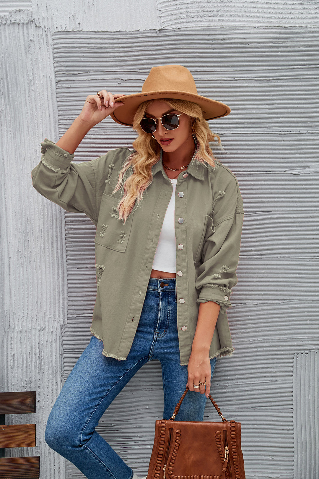 Damen Oversized Denim Jacke mit fransigen Details und Knopfleiste EB