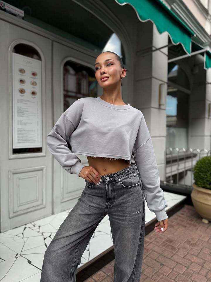 Damen Kurzgeschnittenes Sweatshirt mit ausfransendem Saum und überschnittener Schulter EB