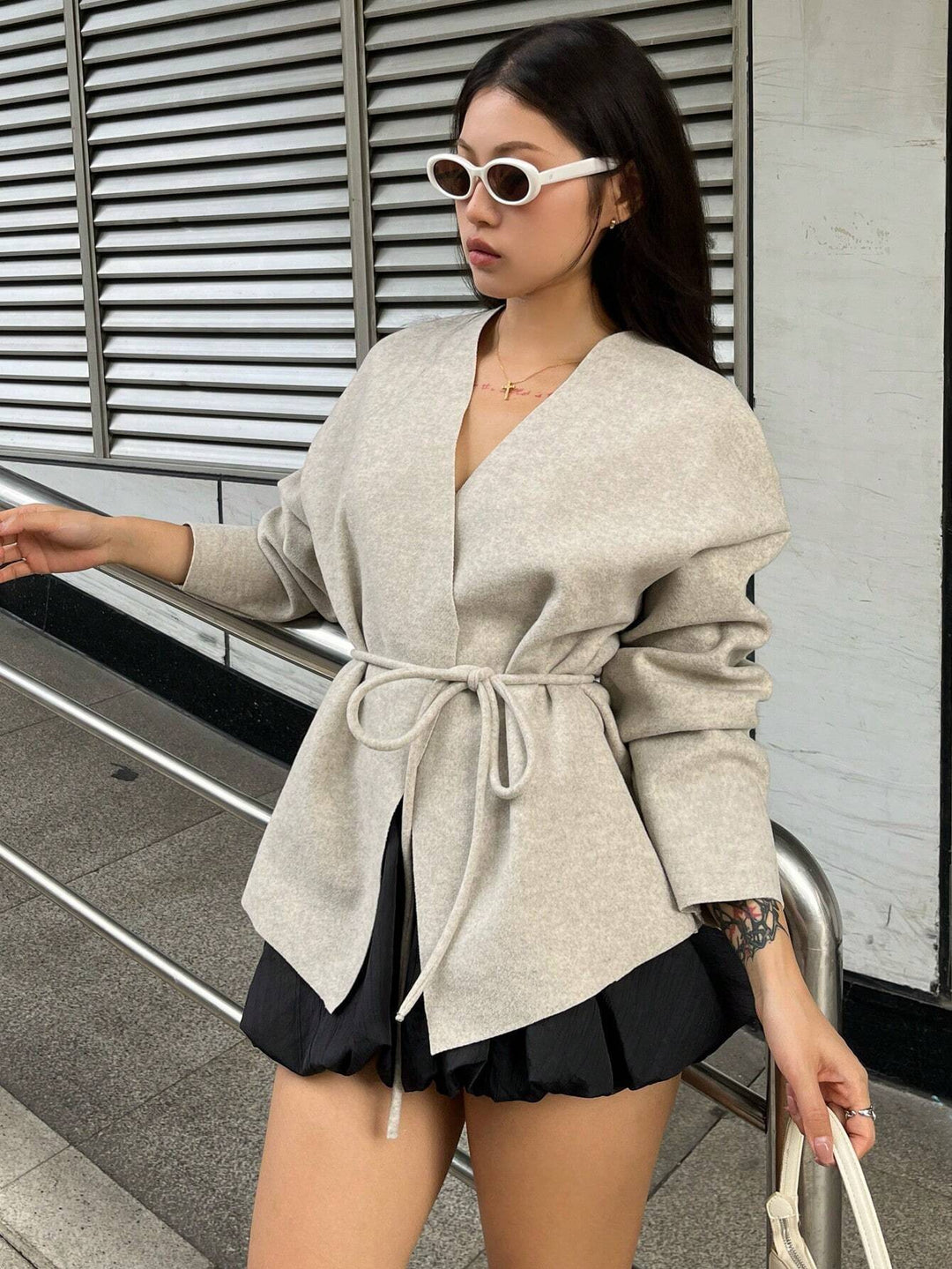 Damen eleganter Wickelmantel mit tailliertem Schnitt und modischen Details EB