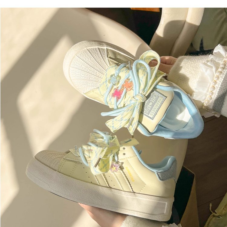 Damen Modische Sneakers mit verspieltem Schnürsystem und bunten Applikationen EB