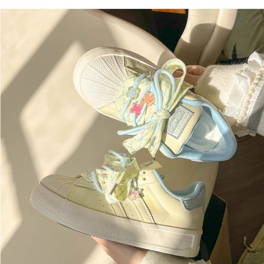 Damen Modische Sneakers mit verspieltem Schnürsystem und bunten Applikationen EB