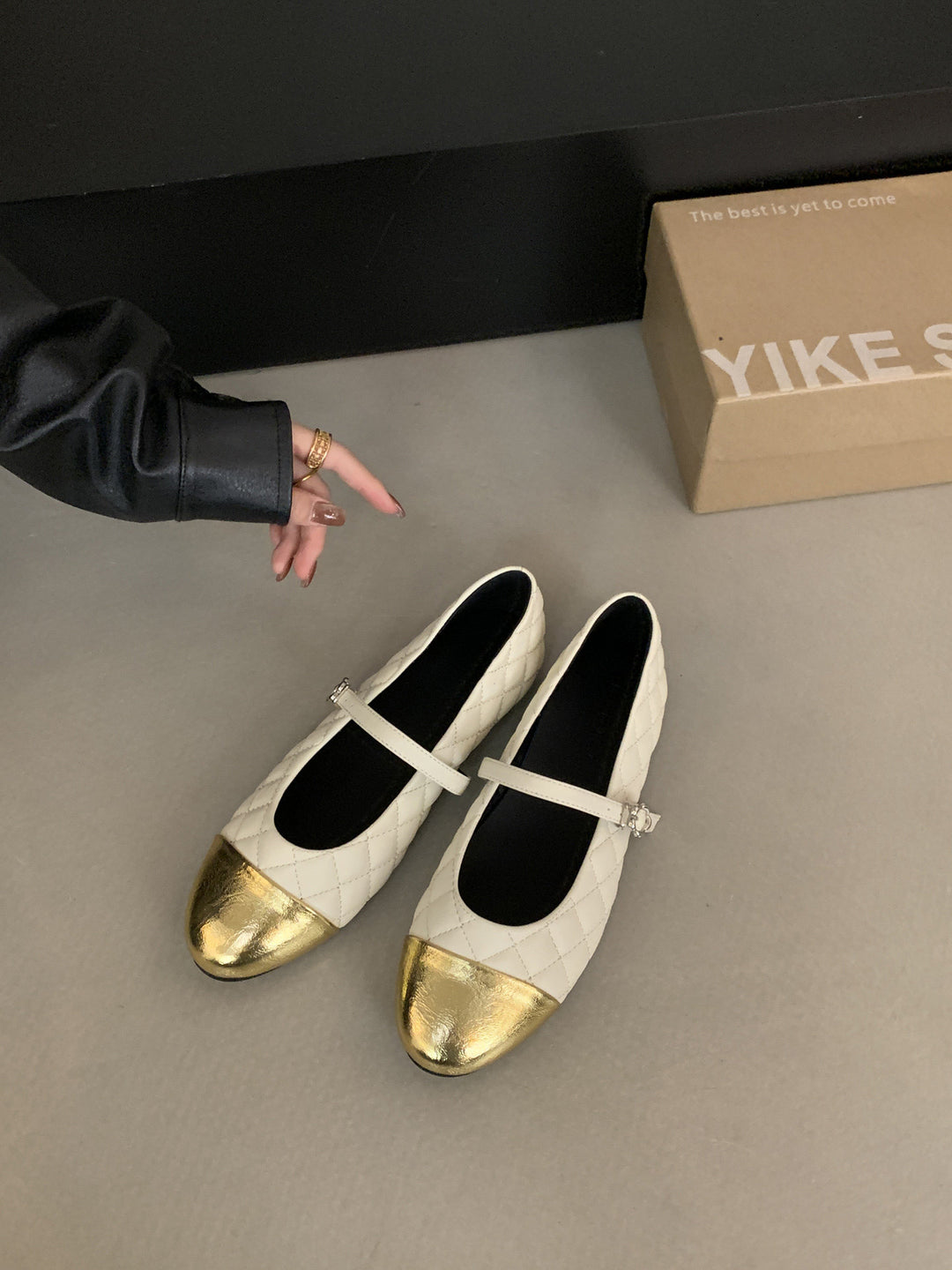Damen Ballerinas mit elegantem Riemen und glänzendem Metallakzent EB