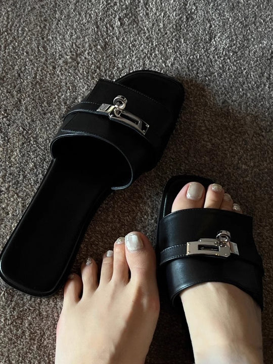 Damen elegante Riemensandalen mit modischem Metallic-Detail EB