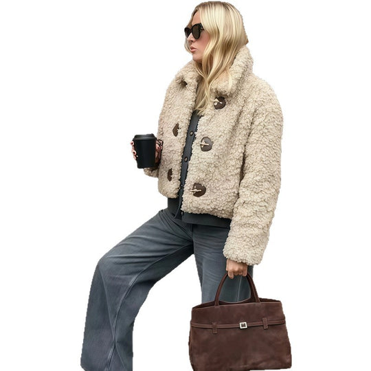 Damen Kunstfelljacke im modischen Cropped-Design mit dekorativen Knöpfen EB
