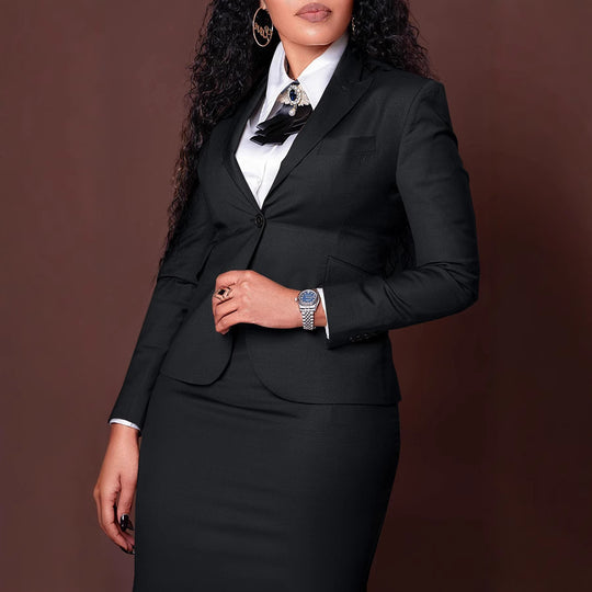 Damen nan tailliertes Business-Kostüm mit kurzem Blazer und figurbetontem Bleistiftrock EB