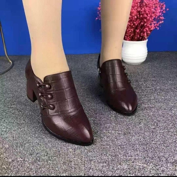 Damen Elegante Spitze Slipper‑Pumps mit niedrigem Blockabsatz und strukturierter Lederoptik EB