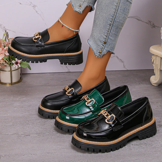 Damen  glänzende Lack-Loafer mit dekorativer Metallspange und profilierter Traktorsohle EB