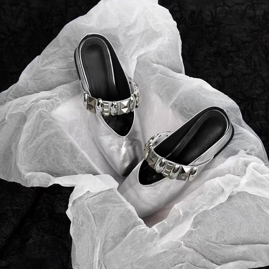 Damen Mules mit glamourösen Nieten und glänzender Oberfläche EB