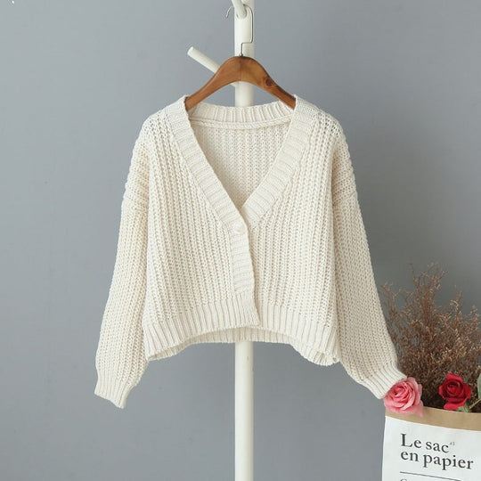 Damen Kurzer Strickcardigan mit V-Ausschnitt und modischen Knopfdetails EB