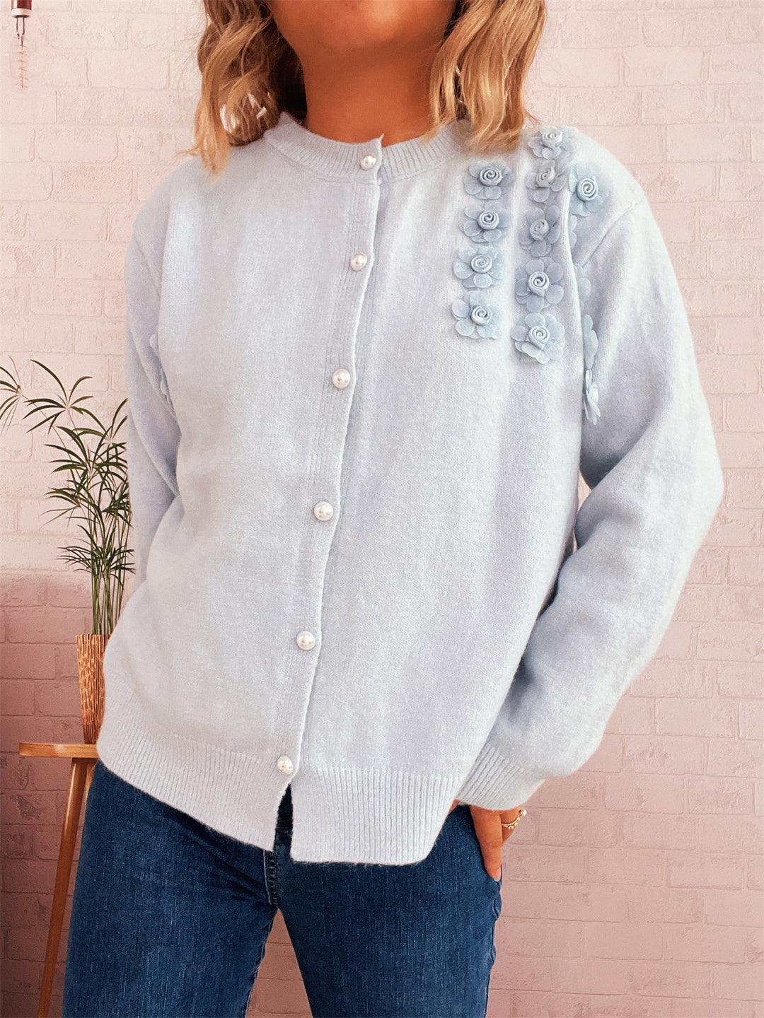 Damen Strickjacke mit floralem Design und eleganten Perlenknöpfen EB