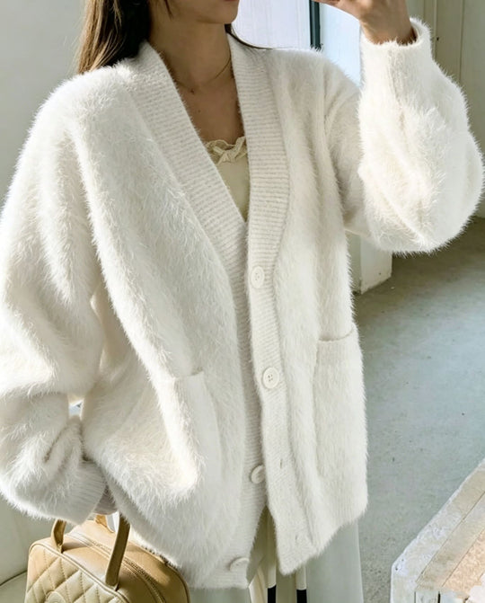 Damen Fluffy-Cardigan mit tiefem V-Ausschnitt, gerippter Knopfleiste und Eingrifftaschen EB