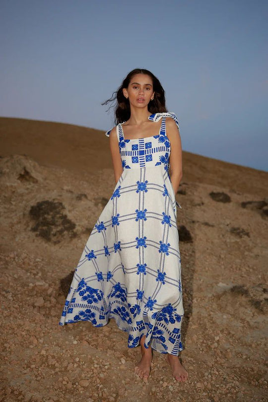 Damen Maxikleid mit verspieltem Karomuster und innovativen Trägerdetails EB