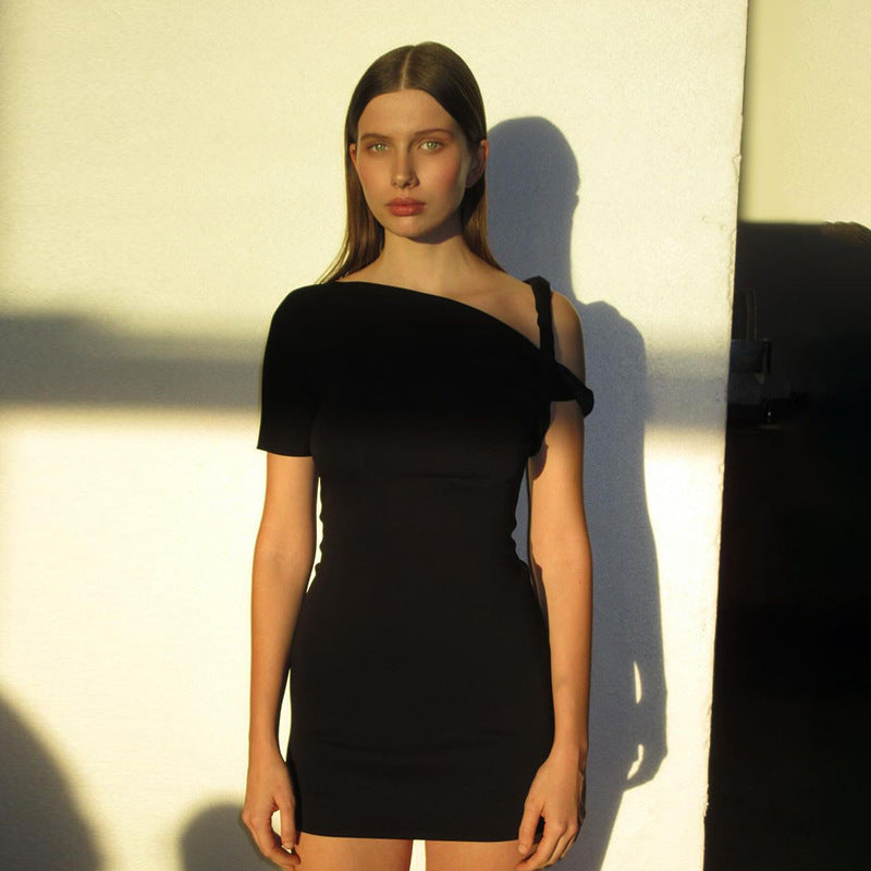 Damen Körperbetontes Maxi-Kleid mit asymmetrischen Trägern und elegantem Design EB