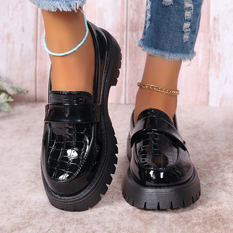Damen  Lack-Loafer mit profilierter Traktorsohle, Krokoprägung und gepolstertem Komfortfußbett EB